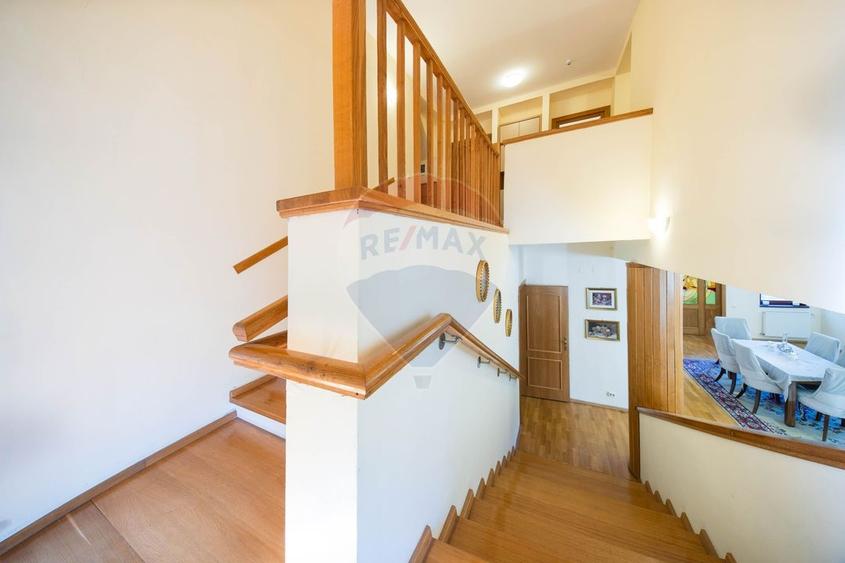 Casă individuală cu 8 camere cu Teren 2992 Mp în Moieciu