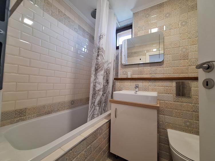 Apartament cu 3 camere semidecomandat, mobilat în Semicentral