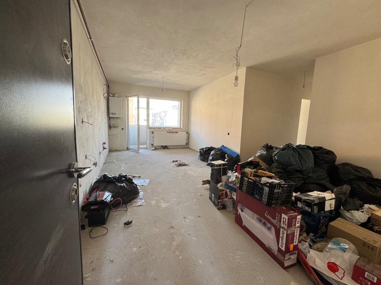 Apartament cu 3 camere semidecomandat în Florești