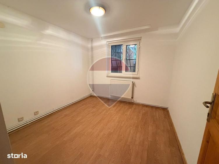 Casă cu 4 camere în Leamna de Jos