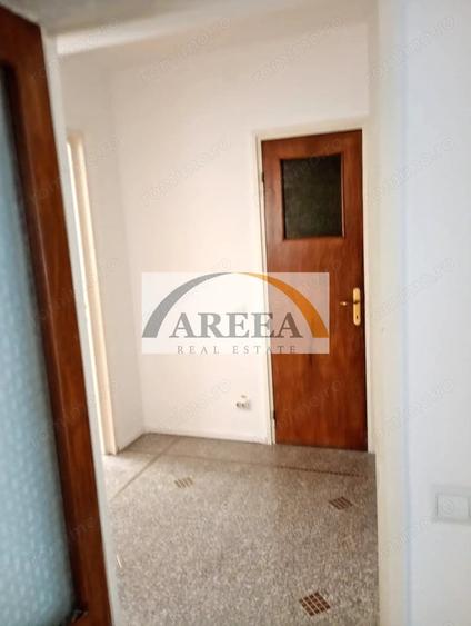Apartament cu 4 camere semidecomandat în Universitate