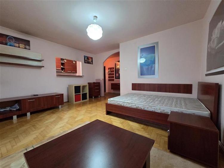 Garsoniera spatioasa de inchiriat str. De Mijloc - 18