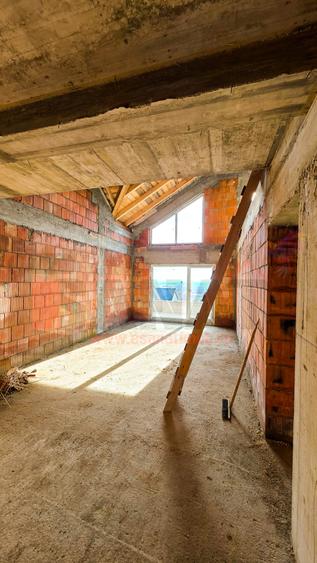 Apartament cu 27 camere decomandat în Aeroport