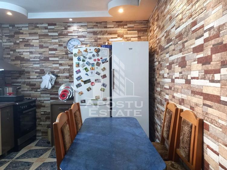 Casă individuală cu 8 camere cu Canalizare în Nord