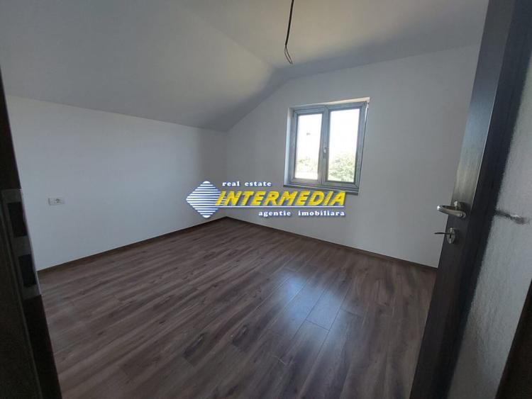 Casă individuală cu 5 camere cu Canalizare în Cetate