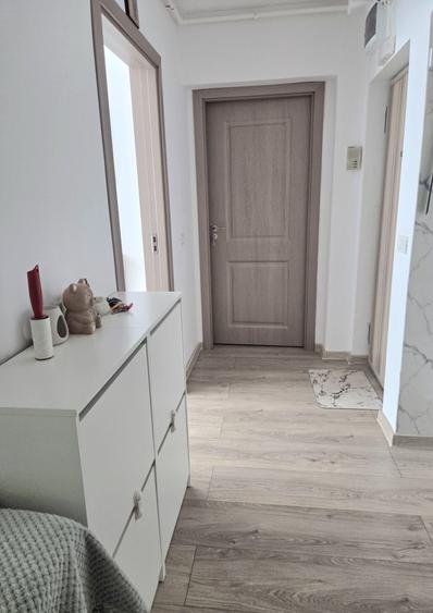 Apartament cu 3 camere semidecomandat, mobilat în Titan