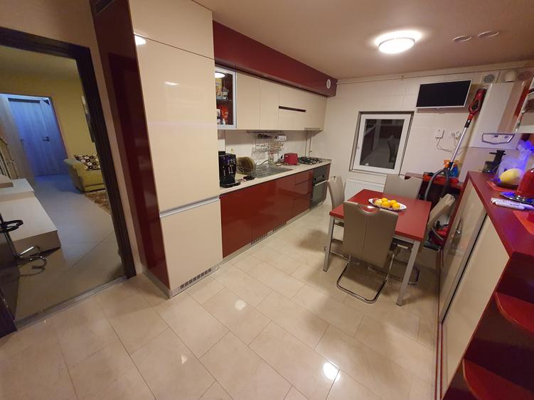 Apartament cu 3 camere semidecomandat, mobilat în Complex Studențesc