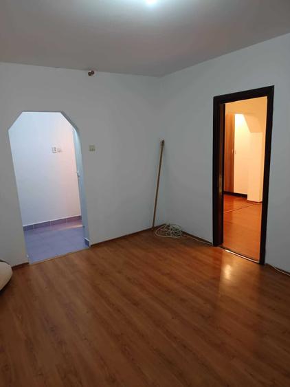 Apartament cu 2 camere semidecomandat în Buziașului