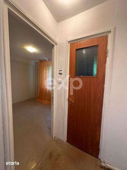 Apartament cu 3 camere semidecomandat, mobilat în Tei