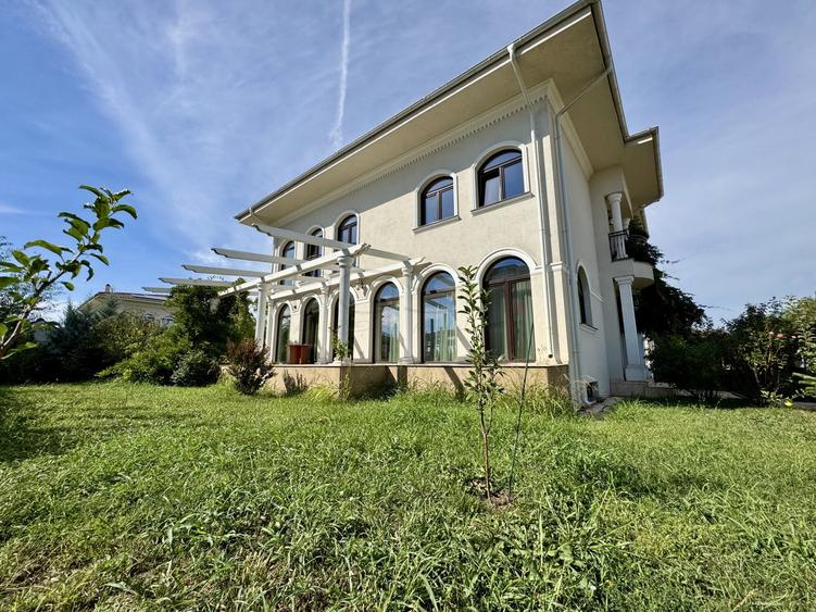 Casă individuală cu 8 camere cu Canalizare în Băneasa