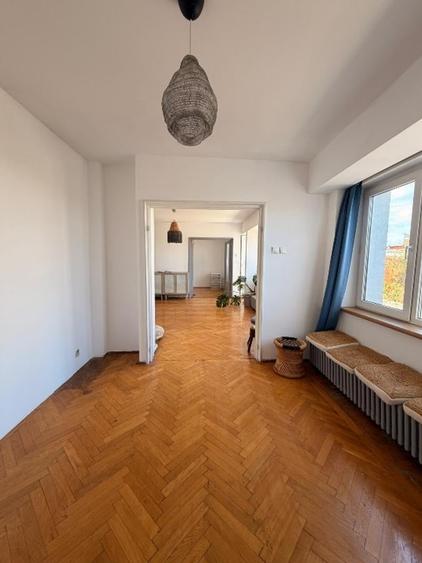 Apartament cu 4 camere semidecomandat în P-ța Romană
