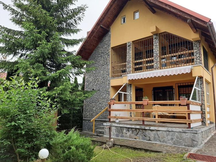 Casă cu 4 camere cu Garaj în Bușteni
