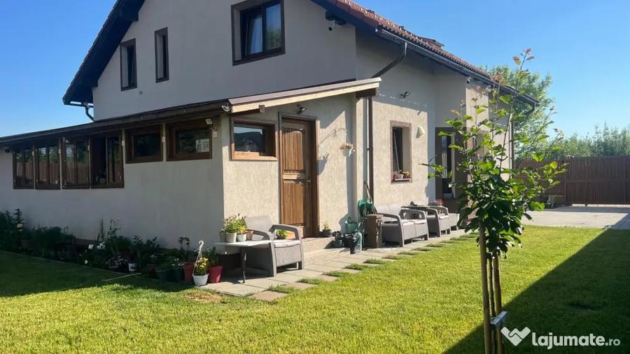 Casă cu 5 camere în Stupini
