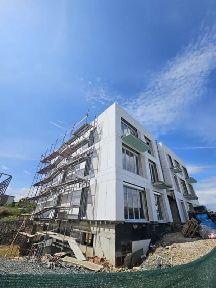 Apartament cu 3 camere decomandat în Europa