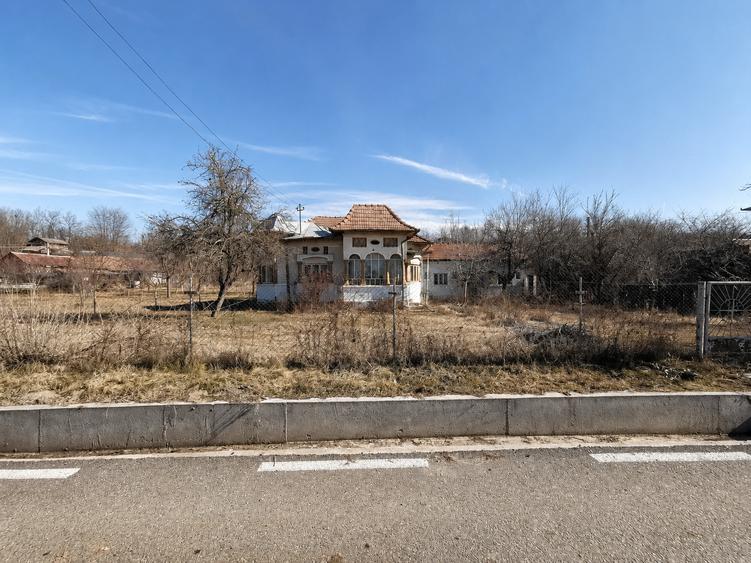 Casă individuală cu 7 camere cu Teren 2109 Mp în Cioboți