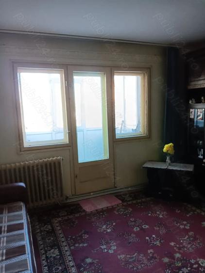 Apartament cu 3 camere semidecomandat în Pieții