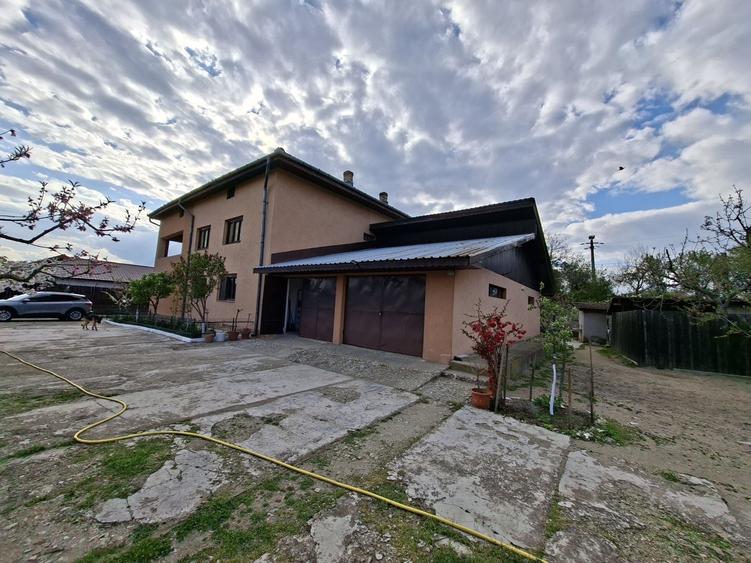 Casă cu 4 camere în Hinova