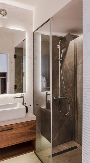 Apartament cu 3 camere decomandat în P-ța Victoriei