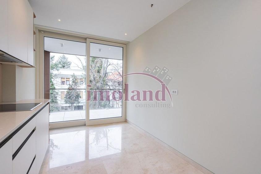 Apartament cu 4 camere decomandat în Dorobanți