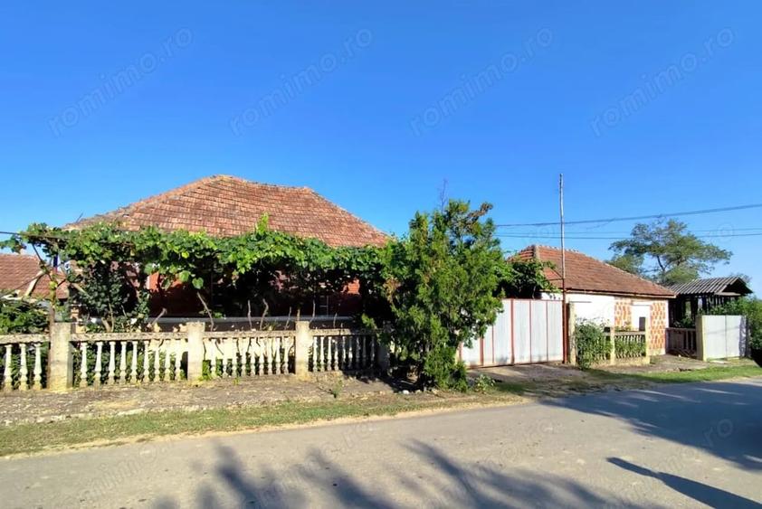 Casă cu 2 camere cu Teren 4600 Mp în Calea Mare