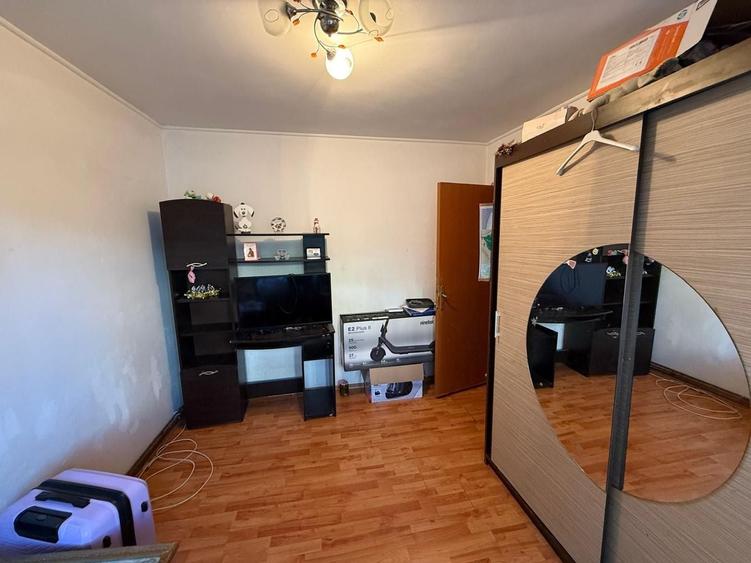 Apartament cu 3 camere decomandat în Milcov