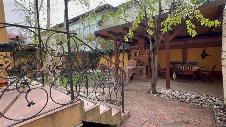 Casă individuală cu 8 camere cu Canalizare în Ultracentral
