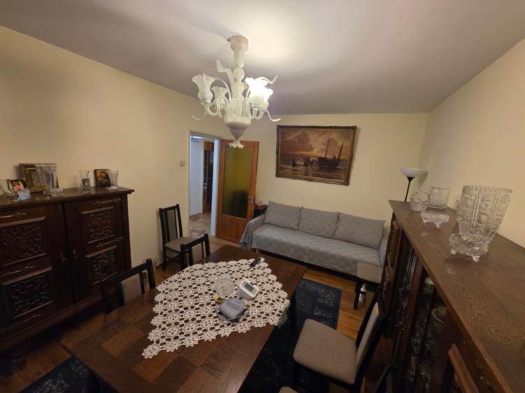 Apartament cu 3 camere decomandat în Tineretului