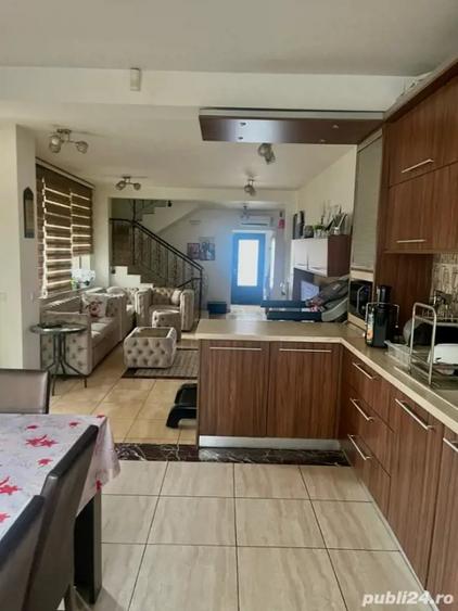 Casă individuală cu 9 camere cu Canalizare în Colentina