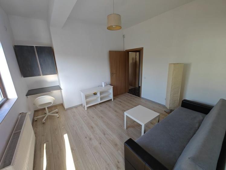 Apartament cu 3 camere decomandat, mobilat în Central — fotografia 3