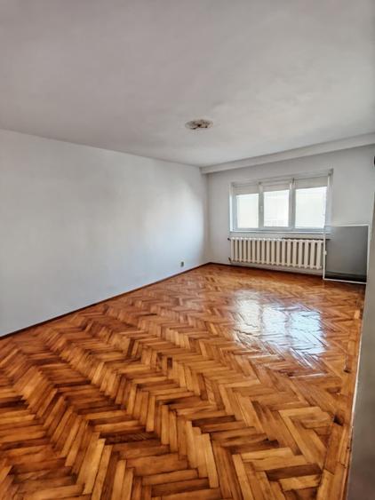 Apartament cu 2 camere decomandat în Poarta 6
