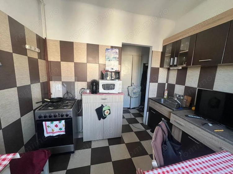 Apartament cu 3 camere semidecomandat în Central