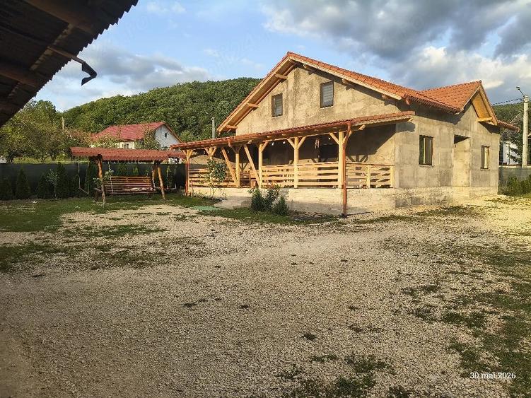 Casă cu 3 camere cu Teren 1000 Mp în Buciumi