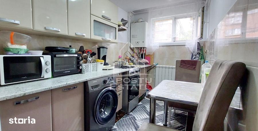Apartament cu 3 camere semidecomandat, mobilat în Micro 4