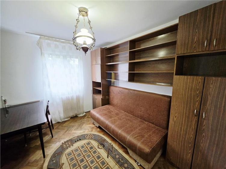 Apartament cu 3 camere semidecomandat în Circumvalațiunii