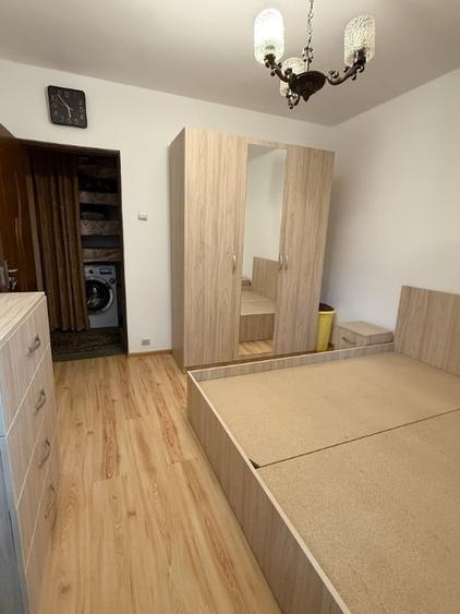 Apartament cu 3 camere semidecomandat în Titan