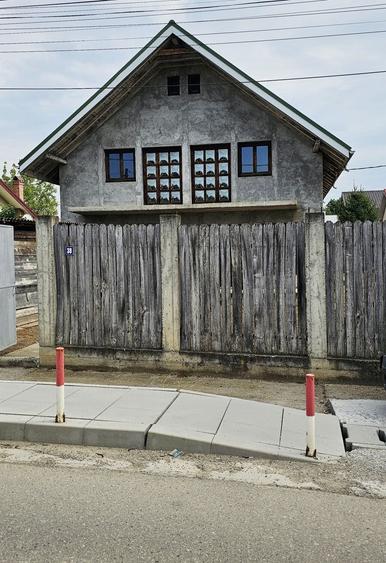 Casă cu 4 camere în Valea Adâncă