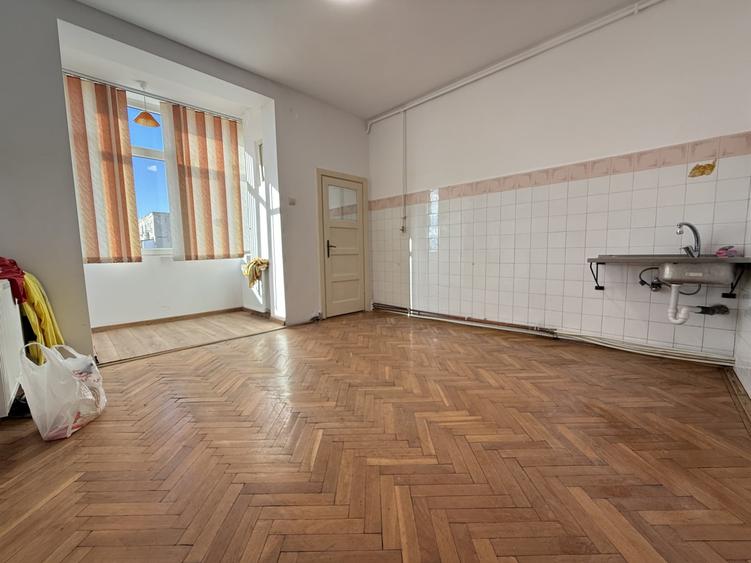 Apartament cu 4 camere decomandat în Elisabetin