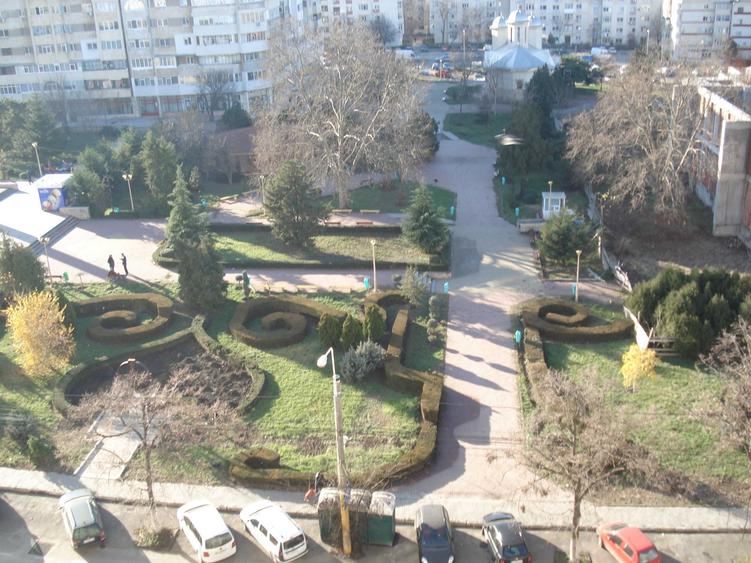 Apartament cu 3 camere decomandat în Casa de Cultură