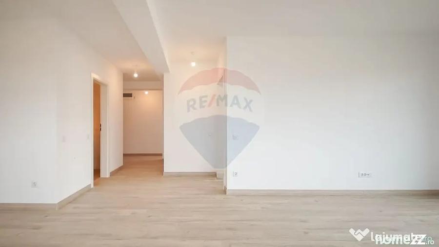 Apartament cu 3 camere semidecomandat în Tractorul