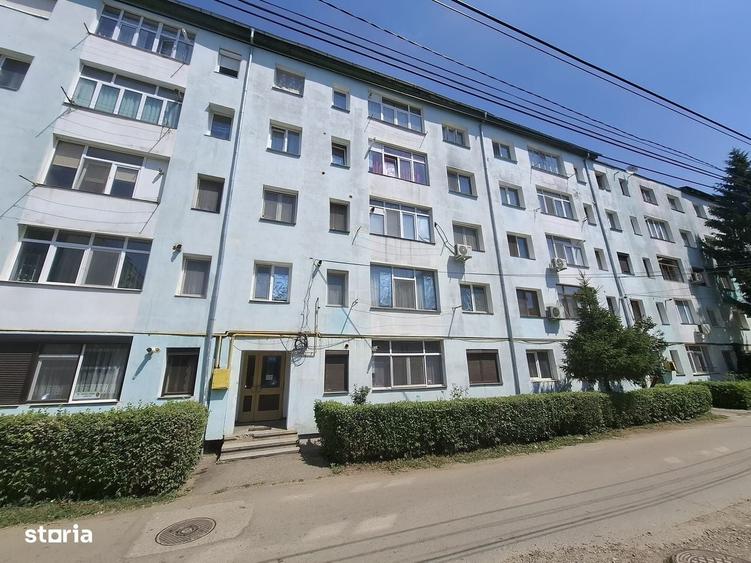 Apartament cu 3 camere semidecomandat în Cornișa