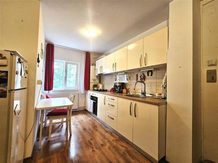 Apartament cu 2 camere semidecomandat, mobilat în Dâmbovița