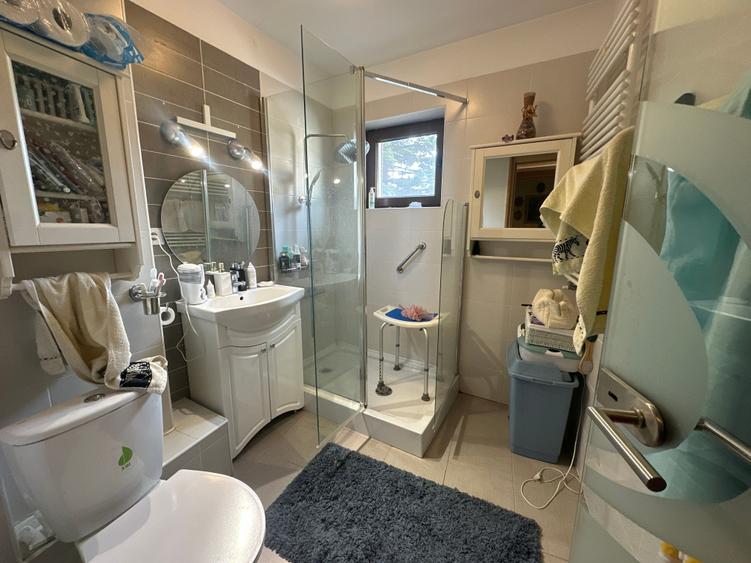 Apartament cu 4 camere decomandat în Cotroceni