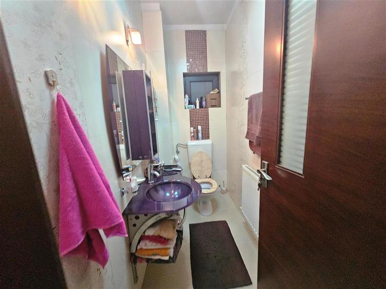 Duplex cu 10 camere cu Teren 750 Mp în Albert