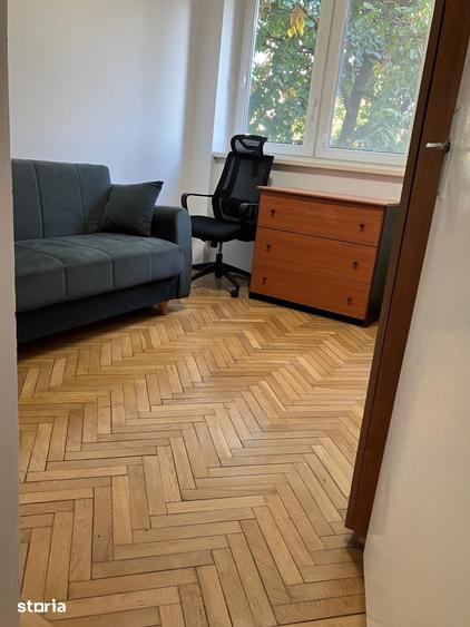 Apartament cu 3 camere semidecomandat în Tei