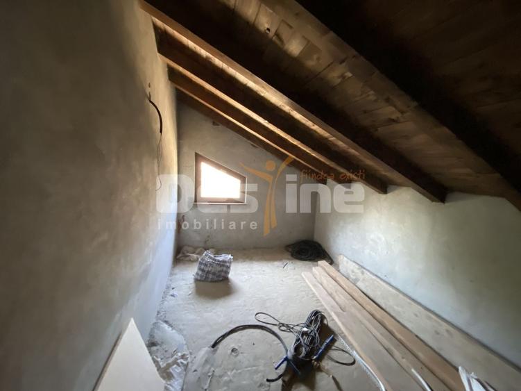 Casă individuală cu 7 camere cu Canalizare în Borlești