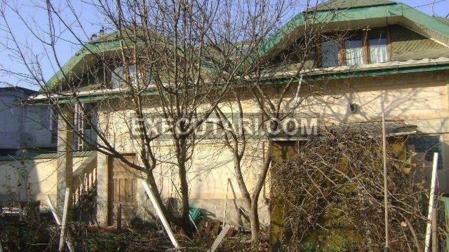 Casă individuală cu 10 camere cu Teren 800 Mp în Central