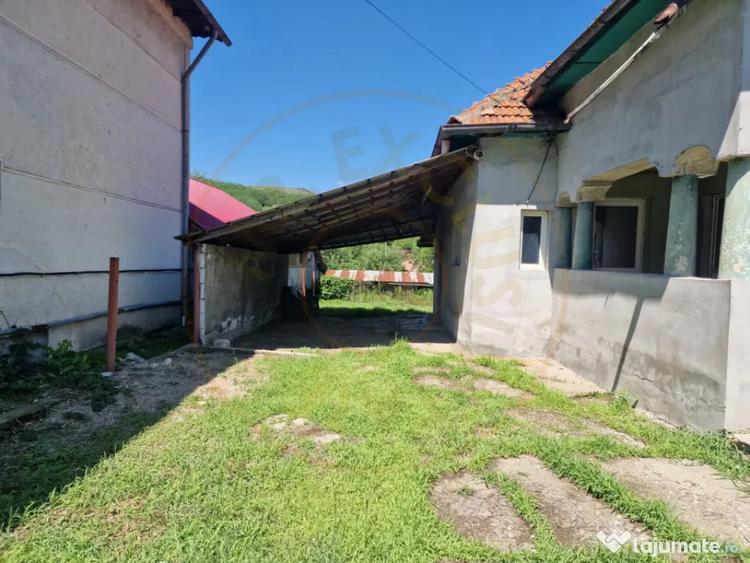 Casă cu 4 camere cu Teren 400 Mp în Călinești