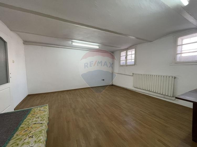 Casă individuală cu 15 camere cu Canalizare în Elisabetin