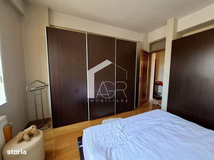 Apartament cu 4 camere decomandat în Democrației
