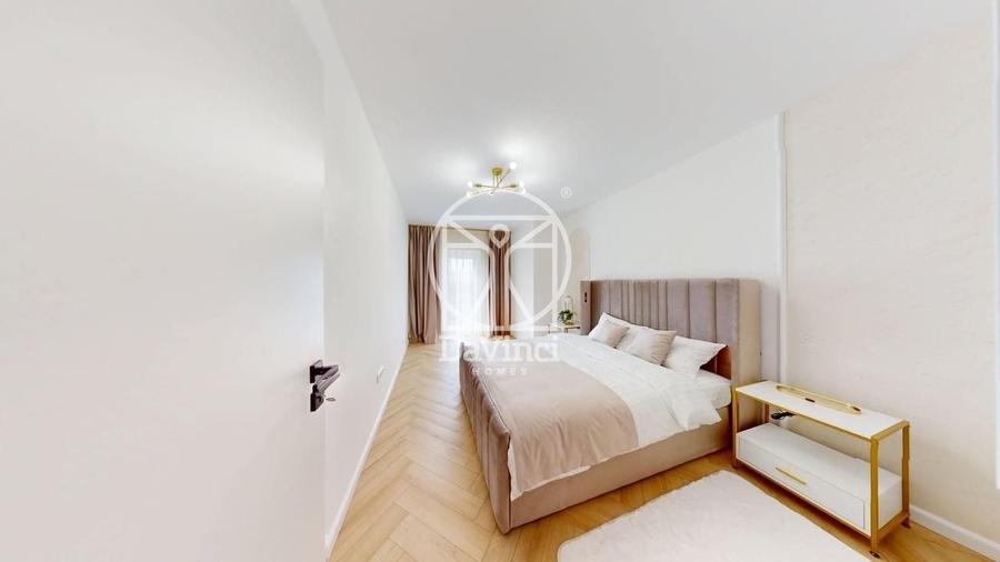 Apartament cu 5 camere semidecomandat, mobilat în Exterior Vest